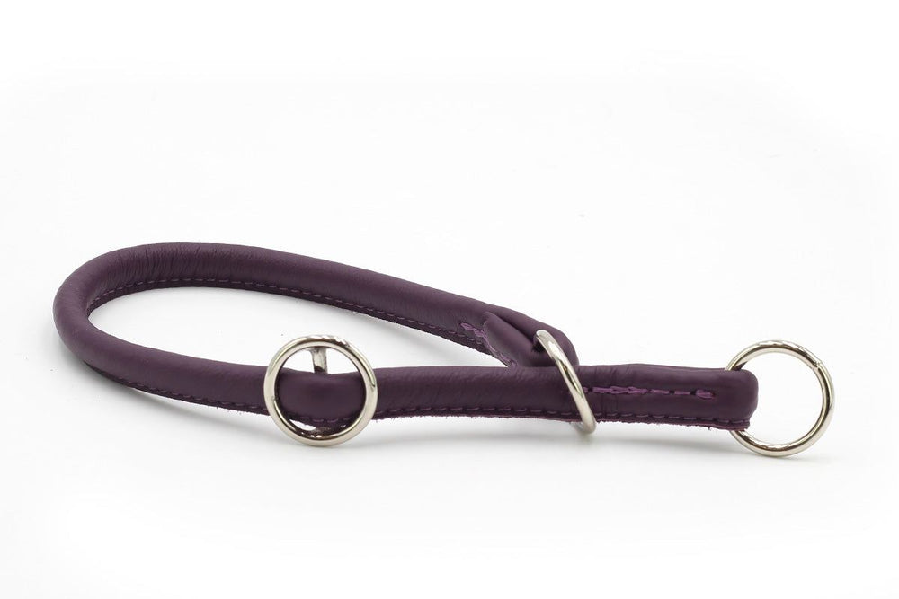 Lila Hundehalsband aus Leder, rundgenäht, mit D-Ringen und eleganter Form, robustes, gut verarbeitetes Material.