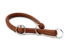 Braunes Lederhalsband mit silbernen Ringen im eleganten, schlichten Design. Ideal für stilvolle Hundebesitzer.