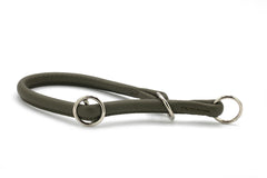 "Grüne, rundgenähte Lederhundeleine mit zwei silbernen Ringen und geschwungener Form."
