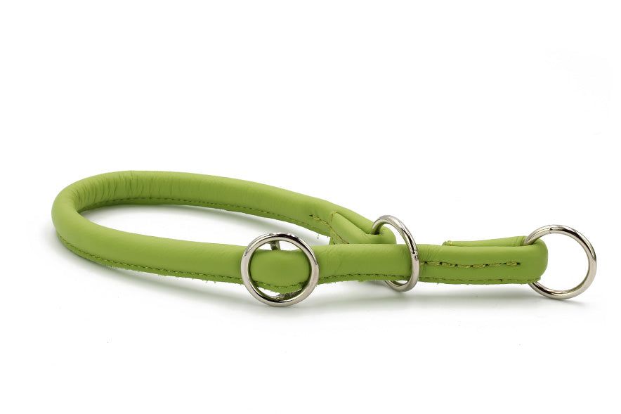 Grünes, rundgenähtes Lederhalsband mit Metallringen und strapazierfähiger Oberfläche.