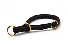 Braunes Lederhalsband mit goldfarbenen Ringen für Hunde, elegant und schlicht im Design.