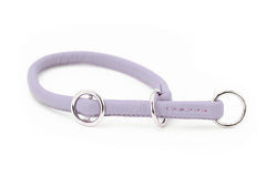 Lila Rundgenähtes Lederhalsband mit drei silbernen Ringen, elegant und schnallenfrei.