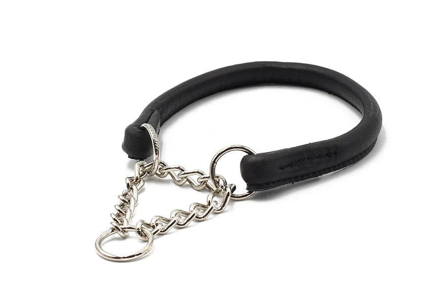 Schwarzes Leder-Hundehalsband mit runder Form und Metallkette für sichere Leinenbefestigung.