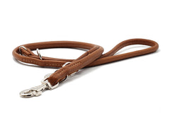 Elegante braune Lederleine für Hunde, 2m lang, mit stabilem Metallkarabiner – ideal für den täglichen Gebrauch.