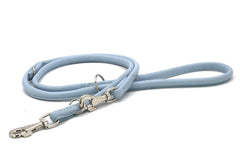 Hellblaue, runde Lederleine mit silbernem Karabinerhaken und Ring für Haustiere, elegant und praktisch.