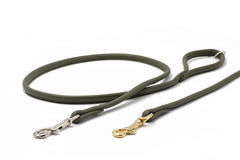 Olivgrüne Hundeleine 1,20 m mit silbernem Karabiner und goldenem Detail, aus flexiblem Material gefertigt.