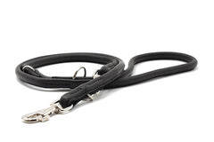 Schwarze Lederleine, rundgenäht, 2m lang mit silbernem Karabiner, gepolstert und mit Schlaufen für komfortable Handhabung.
