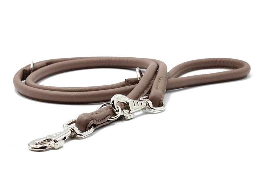 Braune Lederleine rundgenäht 2m mit silberner Metallschnalle, elegant und geschwungenes Design für Hunde.