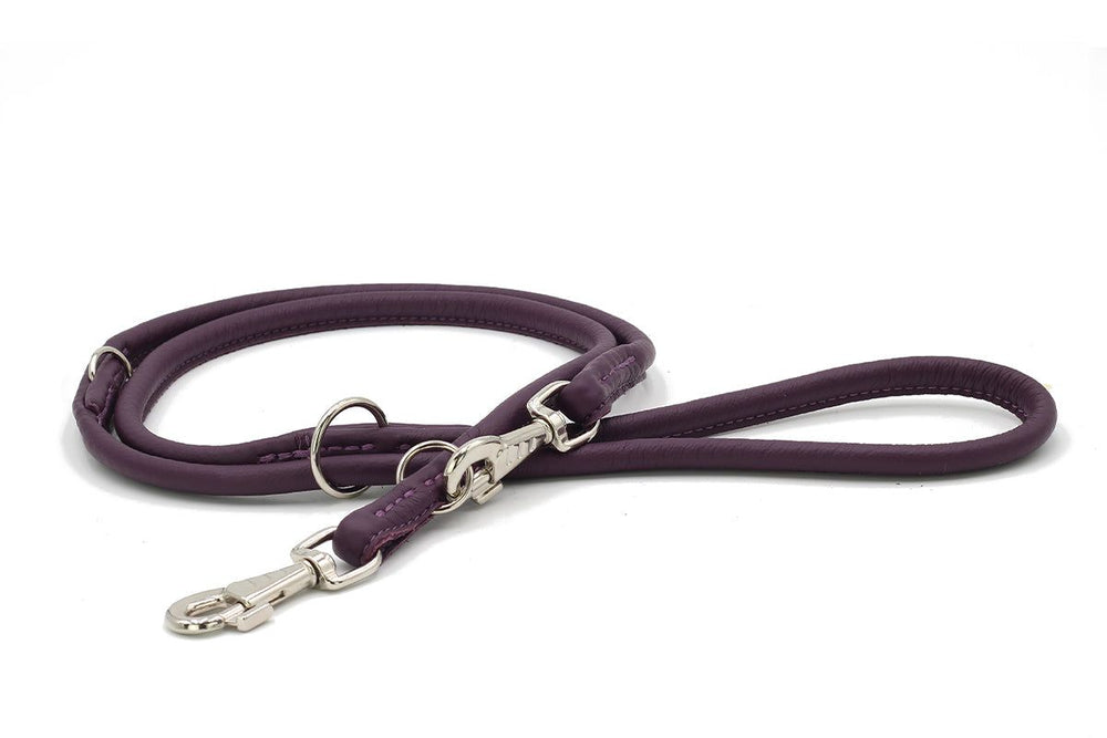 Lila Lederleine, rundgenäht, 2m lang mit silbernem Karabiner und D-Ring zur Befestigung, leicht und elegant.