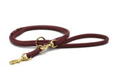 Rotbraune Lederleine (2m) mit goldfarbenen Beschlägen, weich geflochten und ausgestattet mit Karabinerhaken.