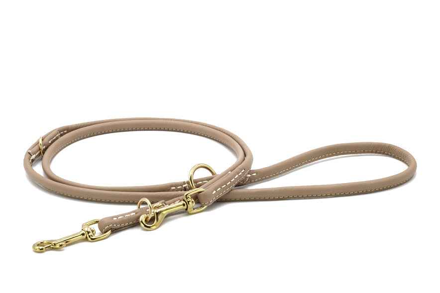 Beige Kunstleder Hundeleine 2m mit goldenen Beschlägen und elegantem Karabinerhaken für Geschirr oder Halsband.