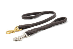 Dunkelbraunes, gepolstertes Lederhalsband für Hunde mit goldenen und silbernen Karabinerhaken.