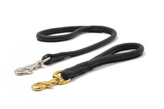 Zwei schwarze Hundeleinen mit Karabinerhaken in Silber und Gold, ideal für modische Spaziergänge.