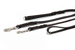 Zwei dunkelbraune Fettleder-Hundeleinen: eine geflochten, eine schlicht, beide mit metallenen Karabinerhaken und Schlaufen.