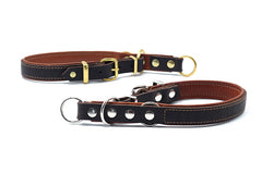 Zwei hochwertige Leder-Hundehalsbänder in Schwarz und Braun mit goldfarbener und silberner Hardware.