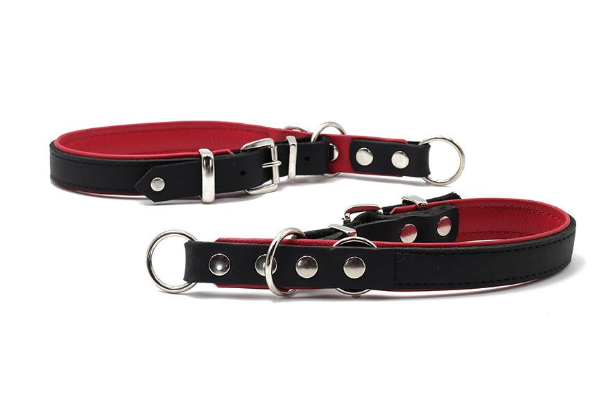 Klassische Premium Zugstopp-Hundehalsbänder aus schwarzem Kunstleder mit roter Innenseite und silbernen Details.