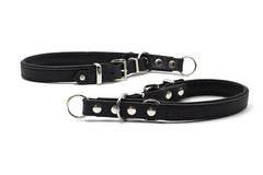 Elegante schwarze Hundeleinen aus Leder mit silbernen Metallbeschlägen und Karabinerhaken, ideal für stilvolle Tiere.