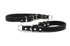 Elegante schwarze Hundeleinen aus Leder mit silbernen Metallbeschlägen und Karabinerhaken, ideal für stilvolle Tiere.
