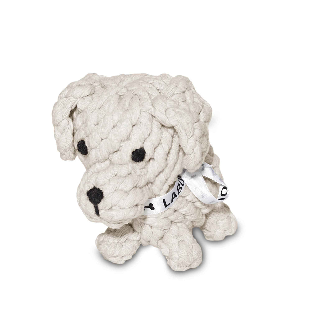 ALT-Text: Hundeförmiges Tapsi-Spielzeug aus tauartigen Fäden, mit Knopfaugen und LAB-Band für spielenden Hundespaß.