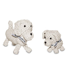 "Zwei Hunde spielen mit dem Tapsi Kult-Spielzeug aus geflochtenem Material, ideal für Hundeunterhaltung und Spielspaß."