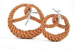 "Mini Brezel Hundespielzeuge aus robustem Material, ideal zum Kauen für Hunde, in warmem hellbraunem Farbton."