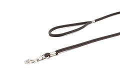 Braune Lederhundeleine 1m mit einfachem Griff und metallischem Karabinerhaken auf neutralem Hintergrund.