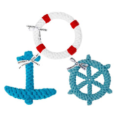 ALT-Text: Nautisches Spielzeug-Set für Hunde: Rettungsring, blauer Anker und Steuerrad aus geflochtenem Material.
