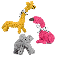 ALT-Text: Bunte Tierfiguren aus geflochtenem Material: Giraffe, Flamingo und Elefant im Summer Safari Spielzeug-Set für Hunde.