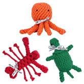 ALT-Text: Spielzeug-Set für Hunde mit orangefarbenem Oktopus, rotem Krebs und grüner Schildkröte - jätlieb für Spiel und Spaß.