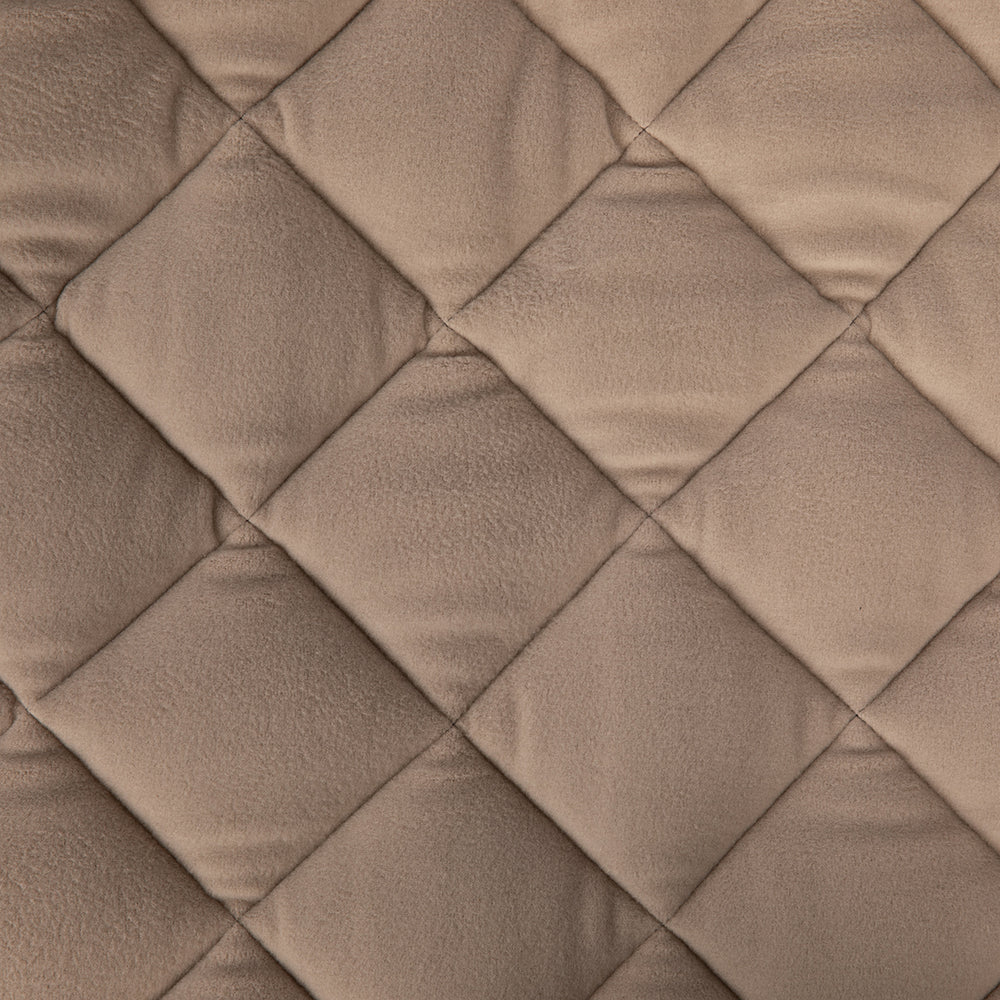 Beige Fleece Steppdecke mit rautenförmigem Muster und samtiger, weicher Oberfläche.
