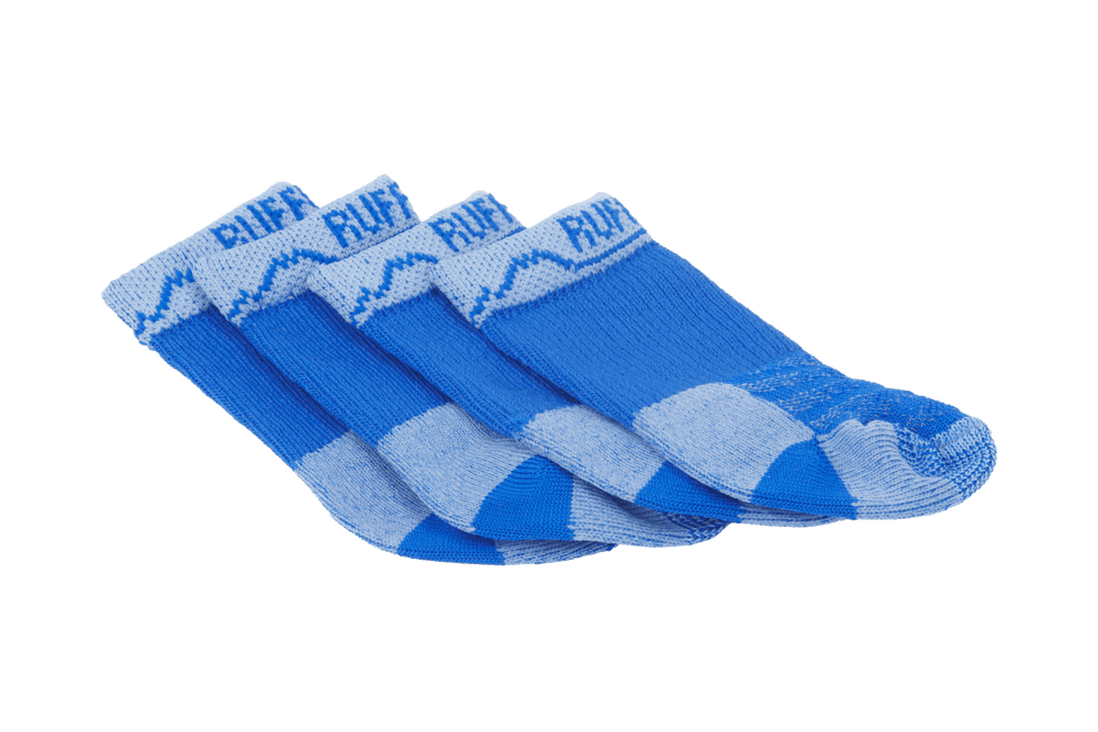 Vier Paar Bark'n Boot™ Hundesocken in verschiedenen Blautönen mit gestreiftem Muster und dem Schriftzug "RUFF". Ideal für aktive Hunde.