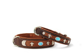 Braune Leder-Hundehalsbänder aus Toronto mit türkisfarbenen Verzierungen und Fleur-de-Lis-Motiv. Doppelte Naht und Metalldetails.
