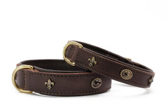 Hochwertige braune Hundehalsbänder aus Leder mit goldenen Beschlägen und dekorativen Lilienapplikationen.
