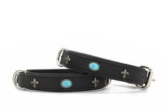 Schwarze Lederhalsbänder mit blauen Steinen und floralen Mustern, silberne Verschlüsse. San Francisco Design.