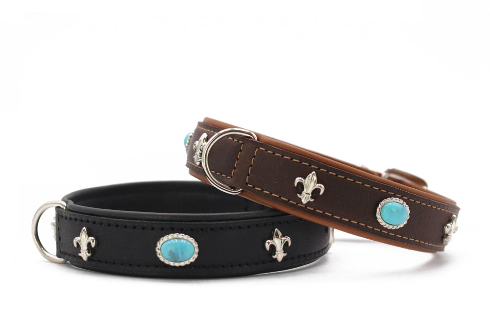 Zwei elegante Lederhalsbänder in Schwarz und Braun, verziert mit türkisfarbenen Steinen und silbernen Lilien-Ornamenten.