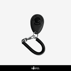 Schwarzer Hunde Clicker mit runder Klinge, Karabinerhaken und spiralförmigem Kabel für effektives Tiertraining.