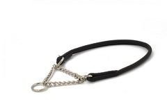 Schwarzes Showhalsband für große Hunde mit flexibler Struktur und silberner Kette zur sicheren Befestigung.