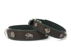 Braune Lederhalsbänder für Hunde mit silbernen Tier- und Pflanzenapplikationen und grünen Innenflächen. Ideal für die Jagd.