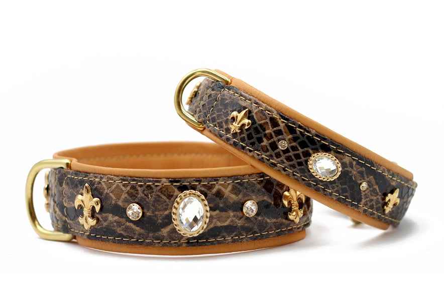 Halsband Sahara: Zwei elegante Lederhundehalsbänder mit schuppenartigem Muster und goldenem Schmuck.
