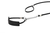 Schwarze Showleine mit Ledergriff und Metallkette, elegantes Design und gepolsterter Griff für hundefreundlichen Komfort.
