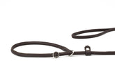 Verstellbare braune Lederleine für große Hunde, flexibel und elegant, ideal für den täglichen Gebrauch.