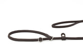 Verstellbare braune Lederleine für große Hunde, flexibel und elegant, ideal für den täglichen Gebrauch.