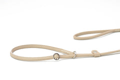 Beige, verstellbare Hundeleine aus Leder für große Hunde mit ergonomischem Griff und rundem, einstellbarem Ring.
