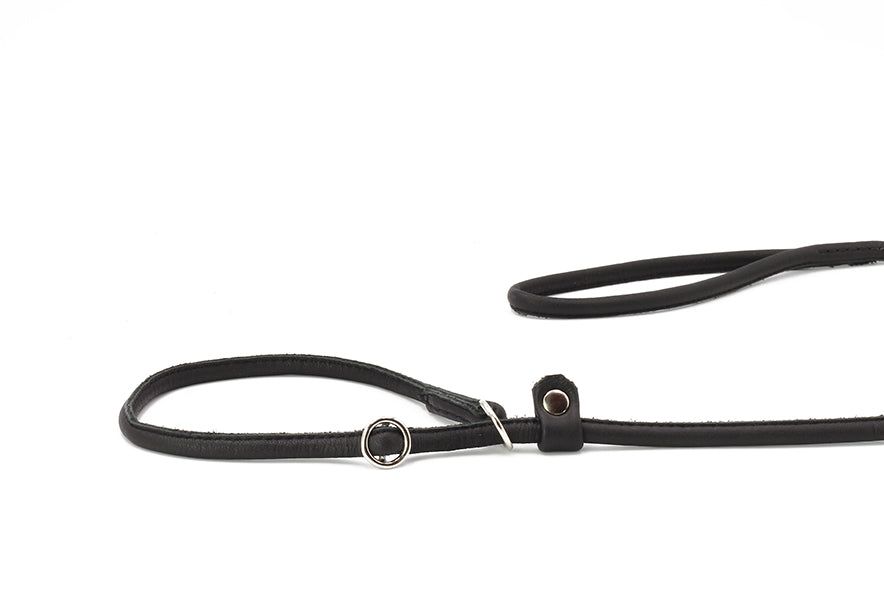 Verstellbare schwarze Kunstlederleine für große Hunde, elegant im minimalistischen Design mit Schlaufe und Rundring.