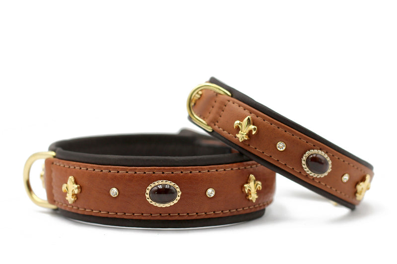 Braunes Lederhalsband mit goldfarbenen Verzierungen und Schmucksteinen für Hunde, elegant und stilvoll.