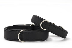 Schwarze Lederhalsbänder in Premium-Qualität mit silbernen D-Ringen, schlicht und elegant, in zwei Größen.