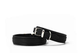Zwei elegante schwarze Lederarmbänder: eines mit verstellbarer Schnalle, das andere in schlichter, glatter Ausführung.