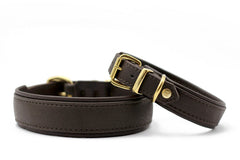 Zwei elegante braune Lederarmbänder mit goldenen Schnallen im klassischen Stil auf weißem Hintergrund.