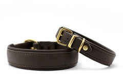 Zwei elegante braune Lederarmbänder mit goldenen Schnallen im klassischen Stil auf weißem Hintergrund.