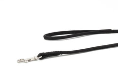 Schwarze Showleine aus Gummi für große Hunde mit flexiblem Design und Karabinerhaken zur sicheren Befestigung.